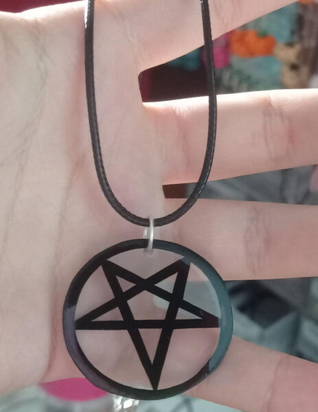 Collar pentagrama invertido