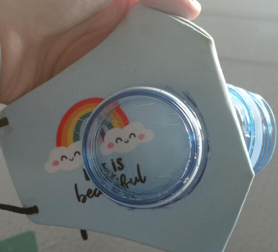 Mascarilla y bocas de litrona reutilizadas