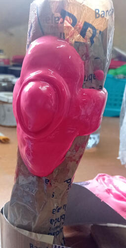 Accesorios del brazo hechos a medida tras hacerle moldes